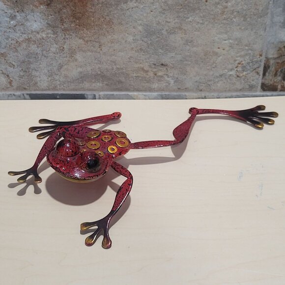 Red Black Metal Frog Sculpture Indoor Outdoor Garden Decor - Picture 4 of 11